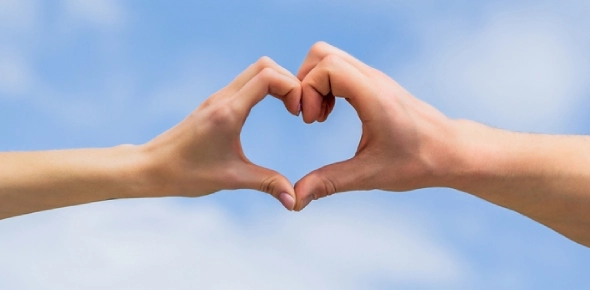 Friends gathered around a table enjoying a pub quiz